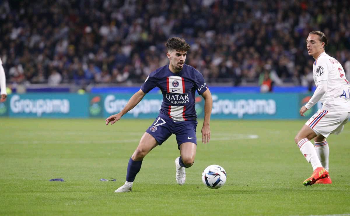 肩负着带领 肩负着带领